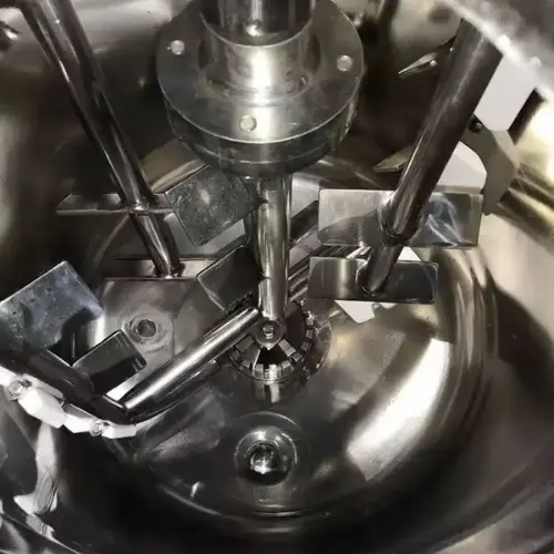 Stainless steel mixing tank with agitator in manufacturing unit